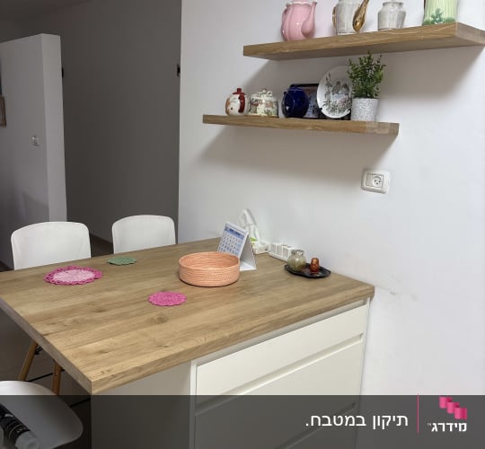 מטבח עם מדפים מעוצבים וכלי נוי עליהם